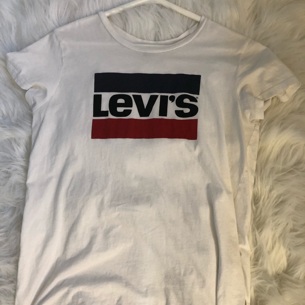 Levi’s white t shirt